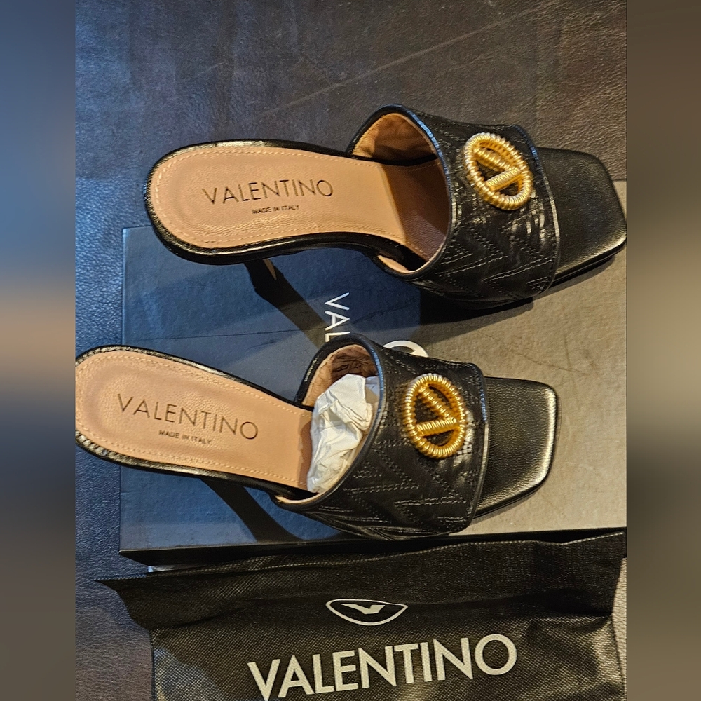 VALENTINO BY MARIO VALENTINO Venere Heeled Sandals. Size 8